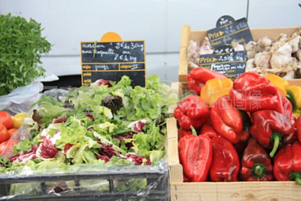 法國當地市場上新鮮蔬菜零售的特色與體驗